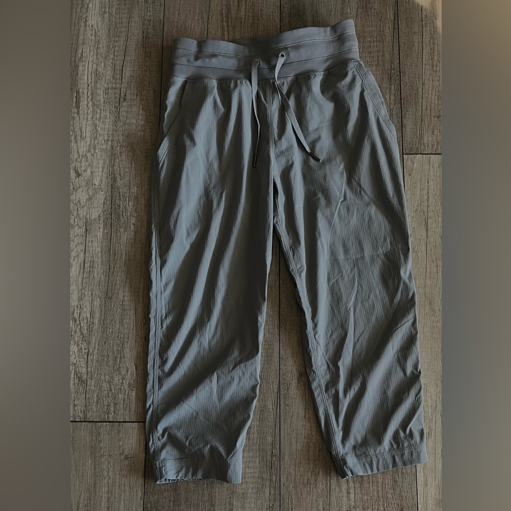 Lululemon athletica, bermuda para mujer, Color gris, Talla 2.